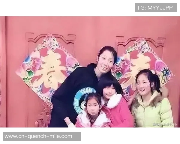 朱婷又一冠军队友当妈了，首晒一家三口全家福，亲吻儿子喜逐颜开